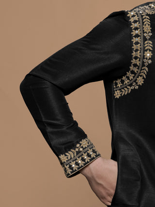 Men's Black Embroidered Kurta